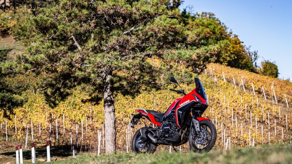 La Moto Morini X-Cape 650 es una moto trail para el carnet A2 que se presenta con una oferta redonda 12 Moto Morini X-Cape 650