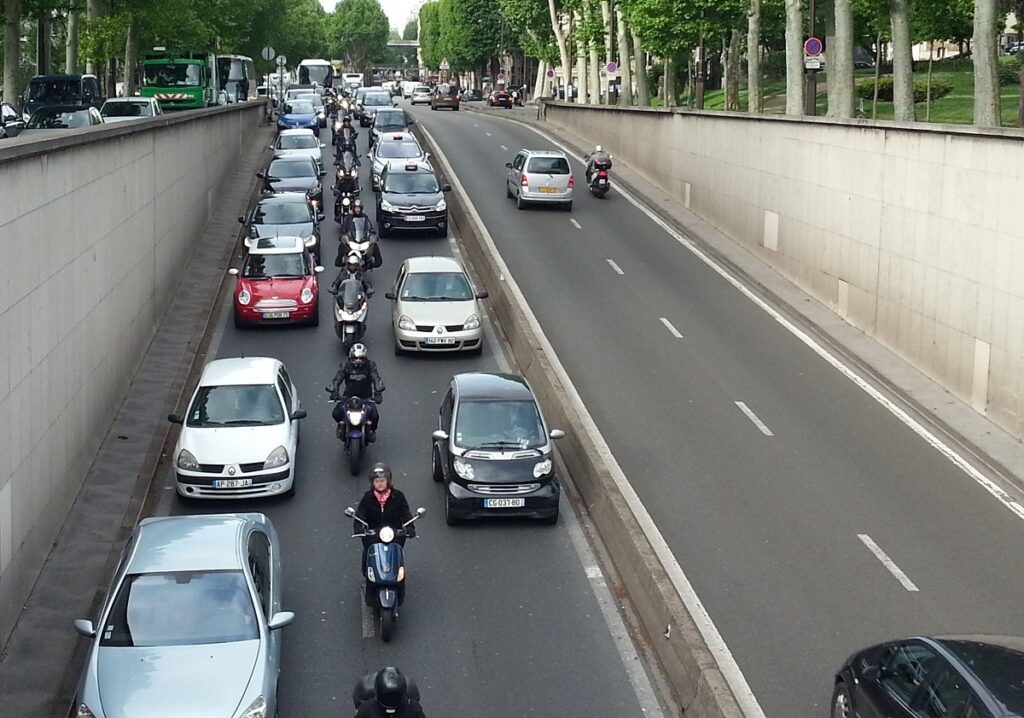 en moto entre coches