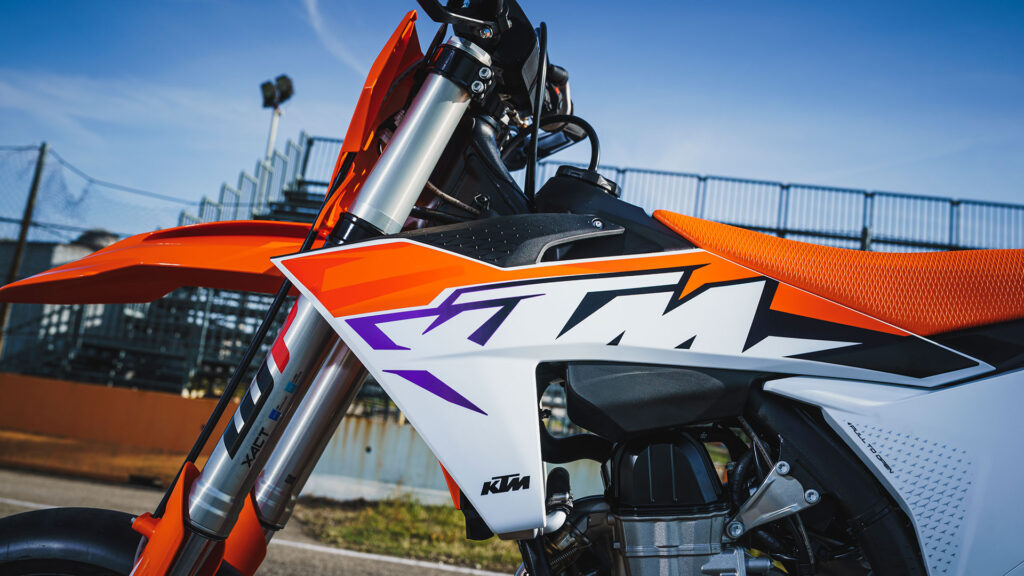 El origen del nombre de las marcas de motos 14 ktm-smr-450-2023
