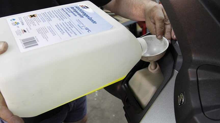 La importancia de los líquidos en el mantenimiento de la moto 10 refrigerante_moto