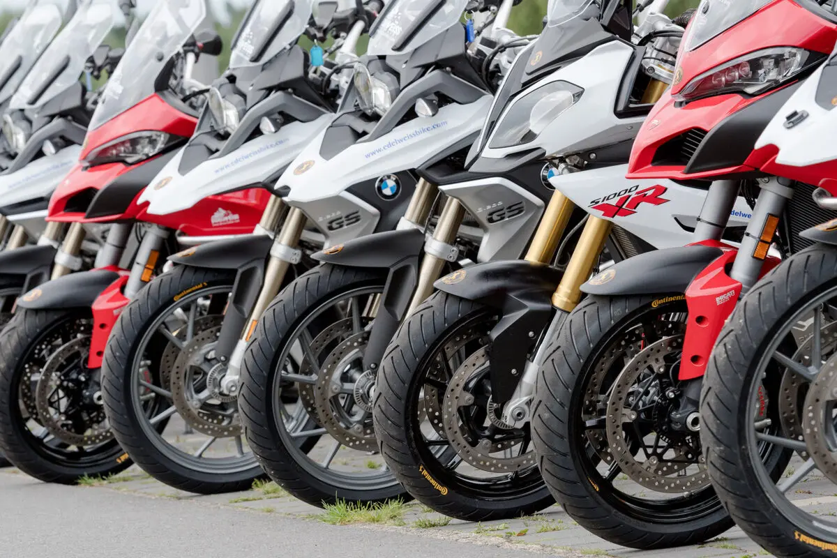 La importancia de mantener correcta la presión de los neumáticos en la moto: no te la juegues por 1 euro 6 Presión de los neumáticos, apertura