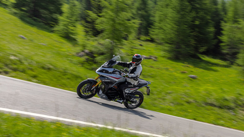 ENERGICA vence como mejor moto eléctrica en los MCN Awards 2023 11 prueba-energica-experia