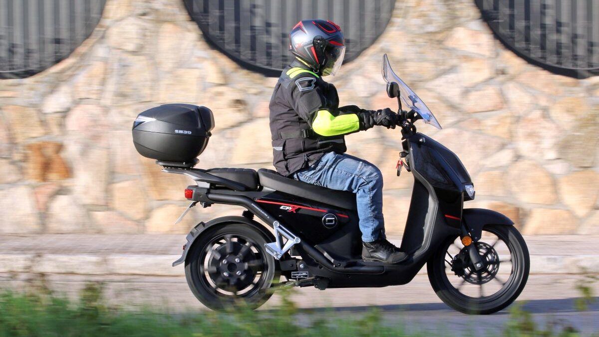 Fotos motos eléctricas con ayudas Plan Moves III 4 VMoto Super Soco CPX