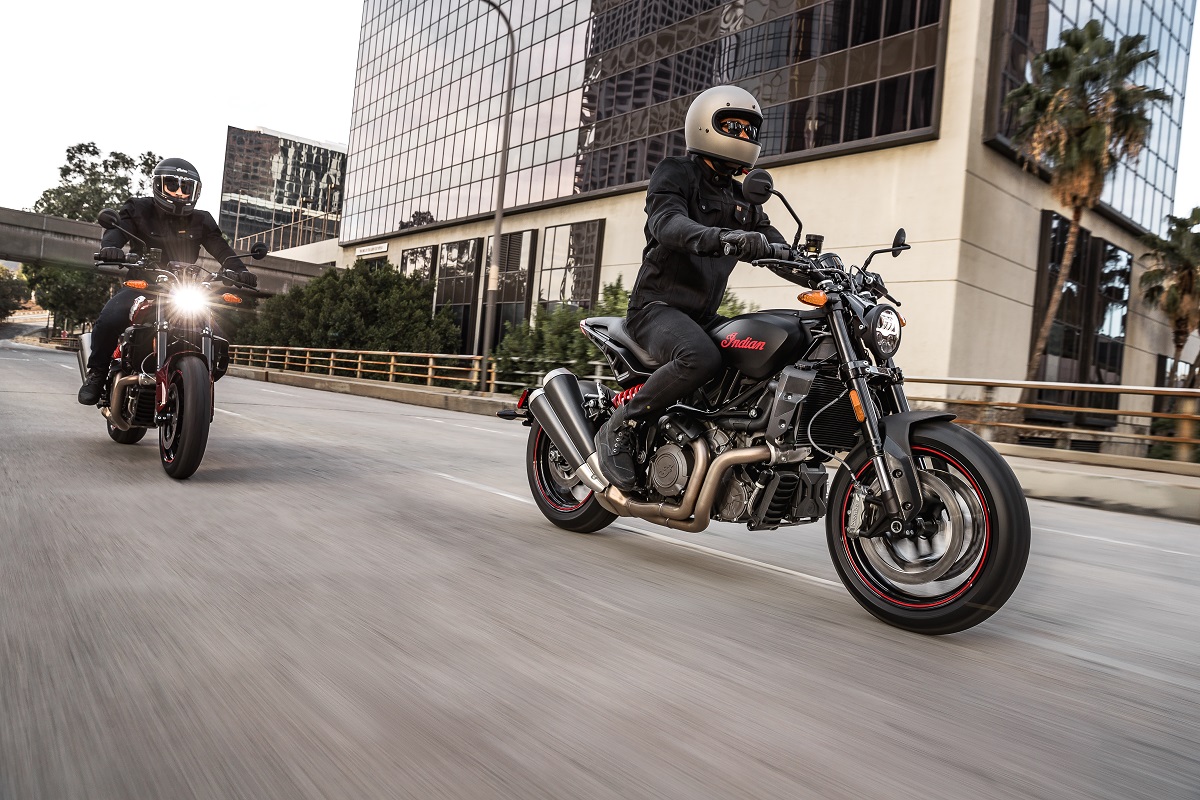 Las Indian Scout, FTR y Chief te regalan 1.000 euros en accesorios o ropa 31 Indian FTR 2022 acción