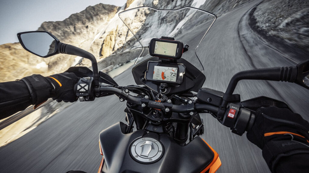 KTM 890 Adventure: Viajar sin límites 12 KTM 890 Adventure 1