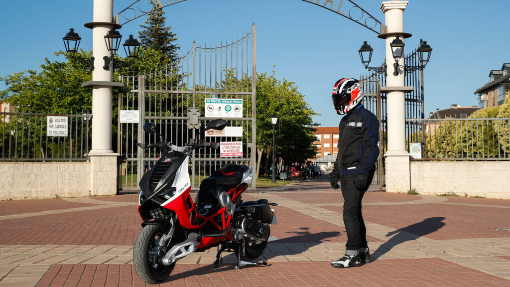 El scooter más radical, vanguardista y deportivo 18 Nico Italjet Dragster 003