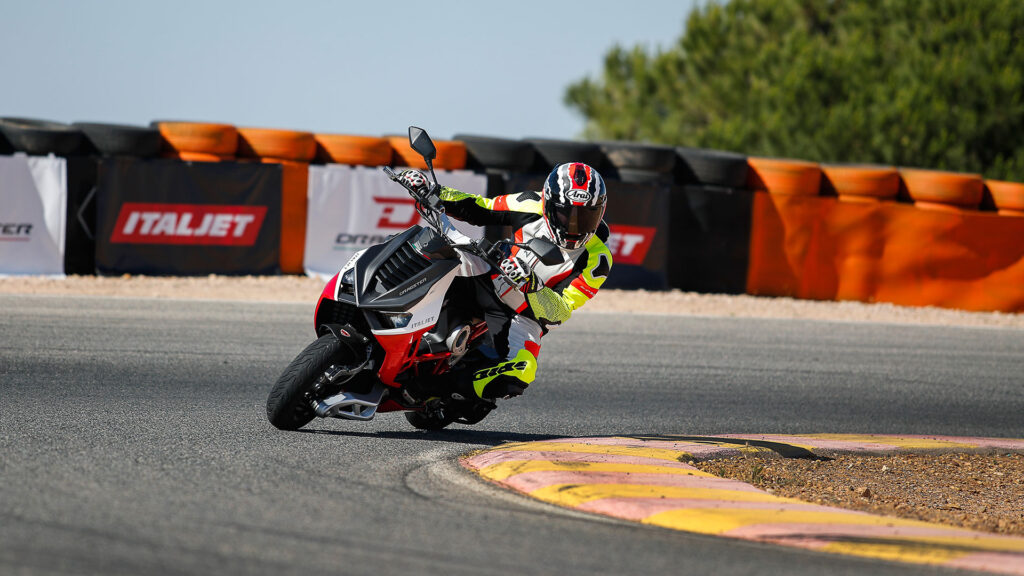 El scooter más radical, vanguardista y deportivo 14 prueba-itlajet-dragster-2022