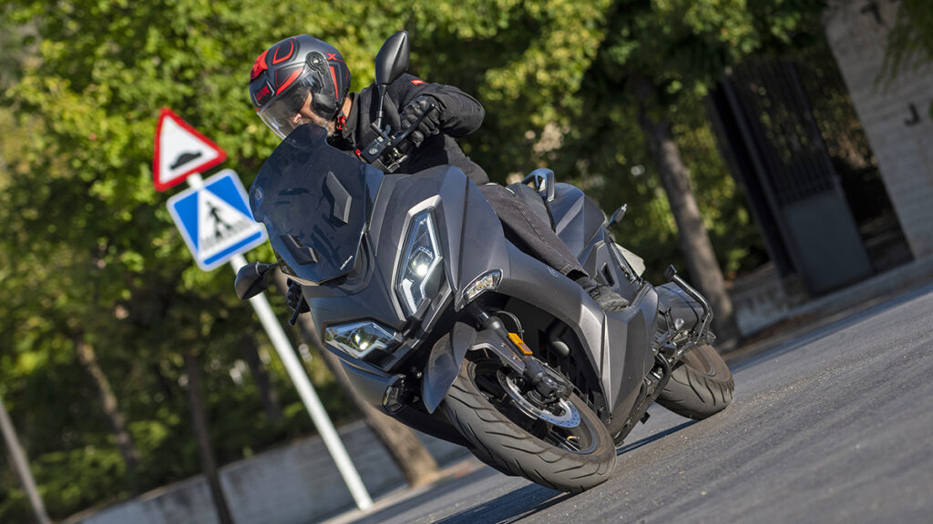 Así es el día a día con una moto eléctrica en ciudad 12 Nerva Exe