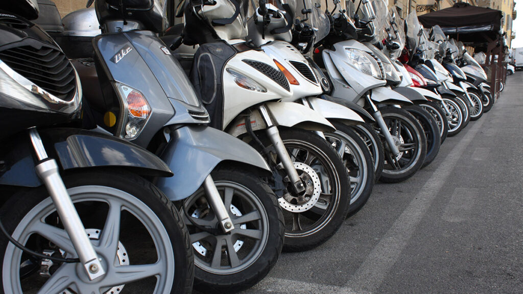 Los trucos para evitar que te roben la moto o el scooter 11 Aparcar moto