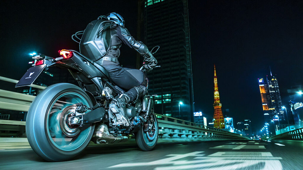 Las reinas de la oscuridad 12 Yamaha MT09 2