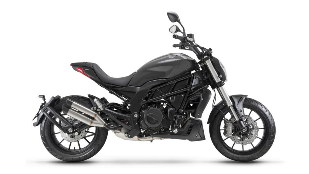 Esta cruiser de Benelli para el A2 sigue en oferta hasta finales de septiembre 11 benelli_502C_derecha