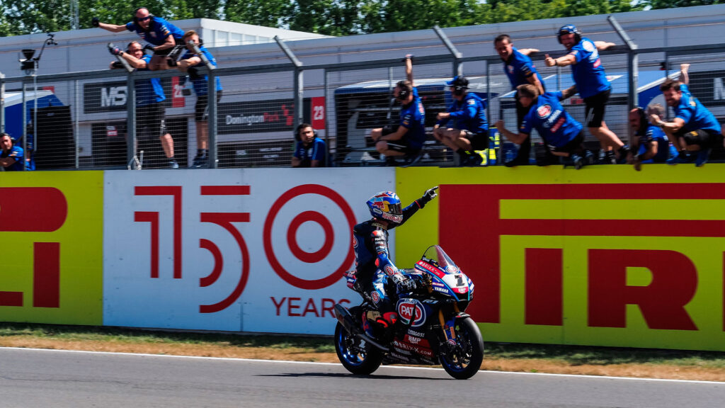 WSBK Donington Park Razgatlioglu logra su primer triplete