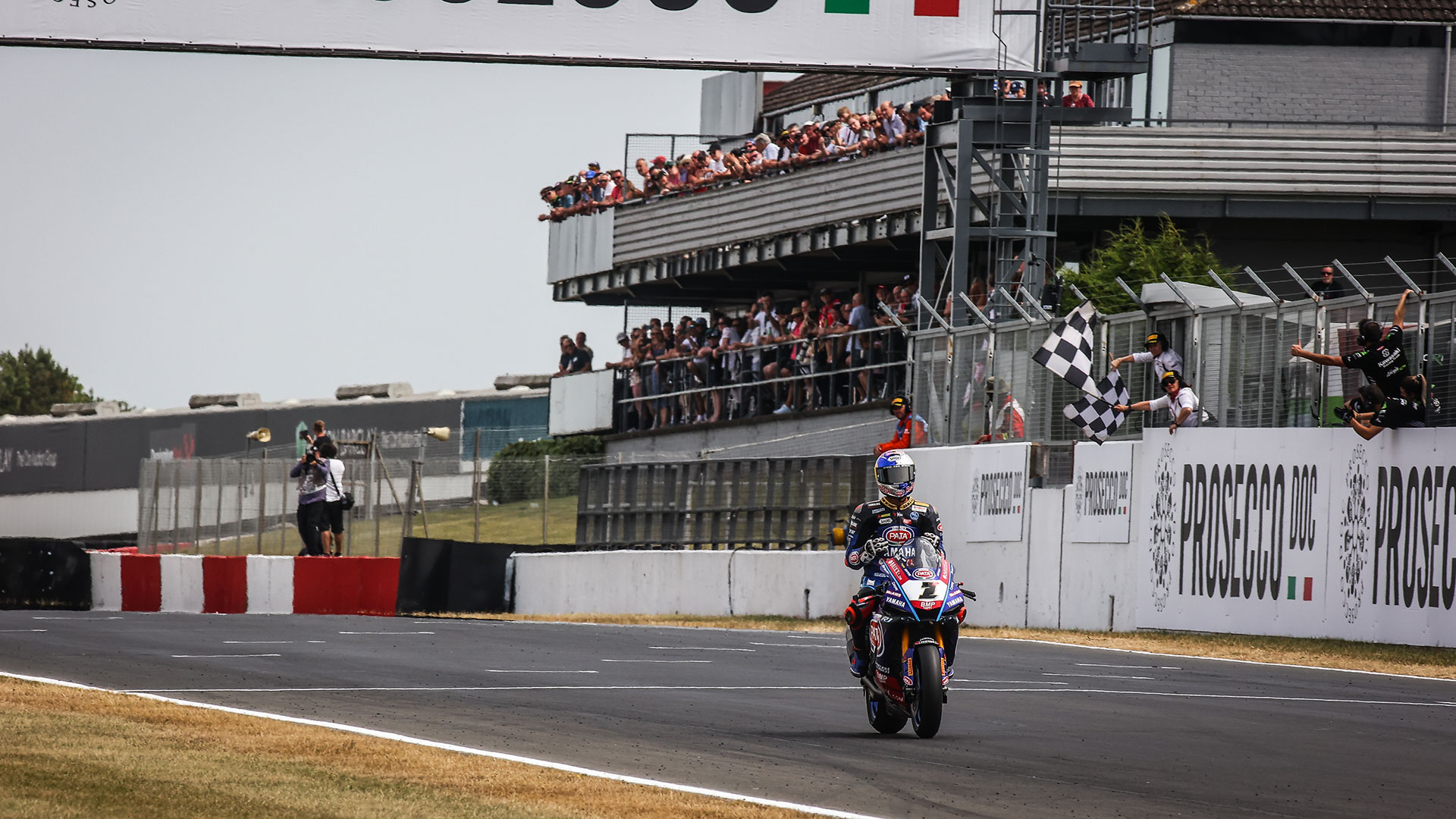 WSBK Donington Park Razgatlioglu logra su primer triplete