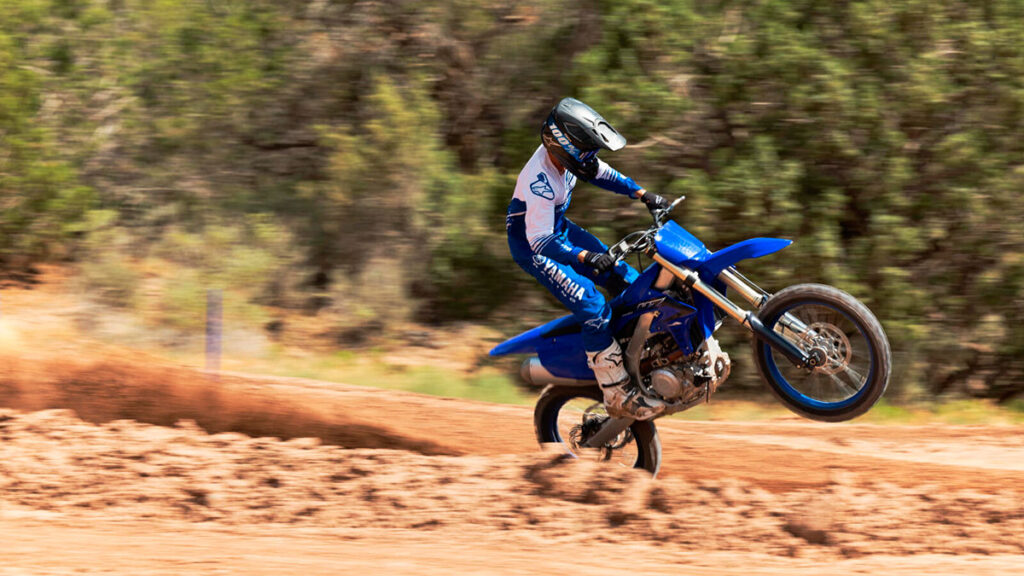 Yamaha YZ450F 2023: totalmente nueva 4 2023 YAM YZ450F EU DPBSE ACT 004 03 preview