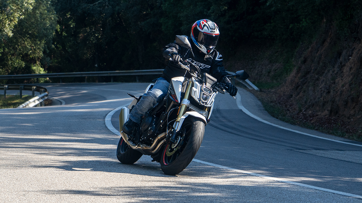 La moto naked para el carnet A2 MBP M502N rebaja el precio por debajo de los 5.000 euros, con 5 años de garantía