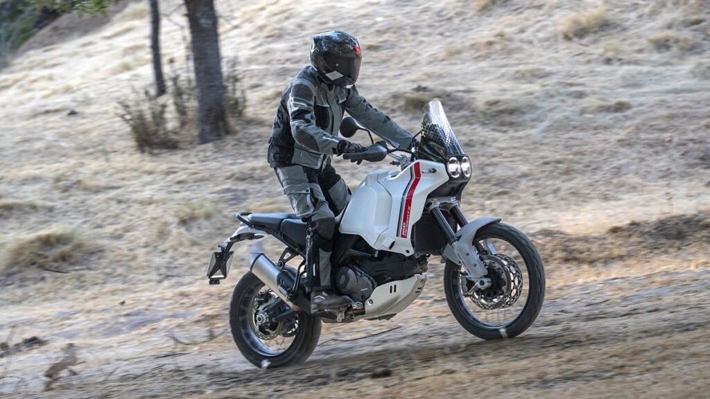 Prueba Ducati DesertX: guiño al pasado 15 ducati desertx accion campo derecha