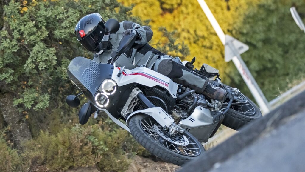 Prueba Ducati DesertX: guiño al pasado 18 ducati desertx accion carretera derecha