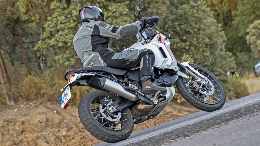 Prueba Ducati DesertX: guiño al pasado 16 ducati desertx accion carretera izquierda