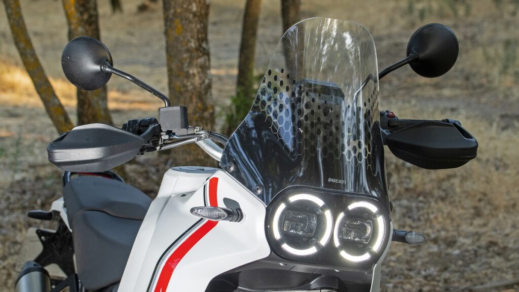 Prueba Ducati DesertX: guiño al pasado 19 ducati desertx detalle cupula