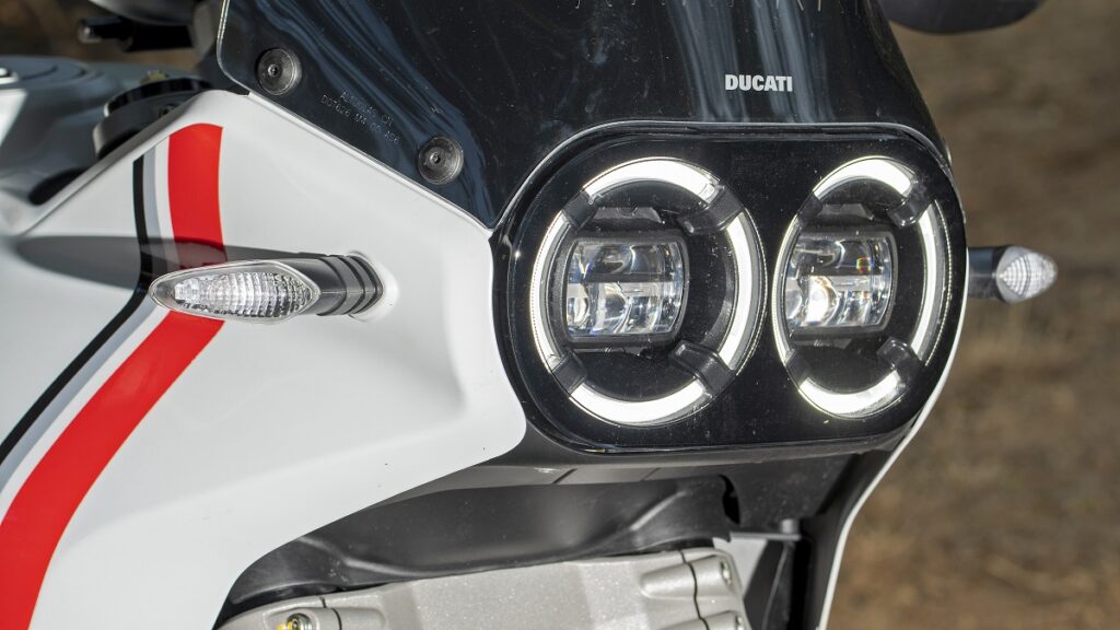 Cuáles fueron las dudas más preguntadas por los moteros en 2022 2 ducati desertx detalle faros