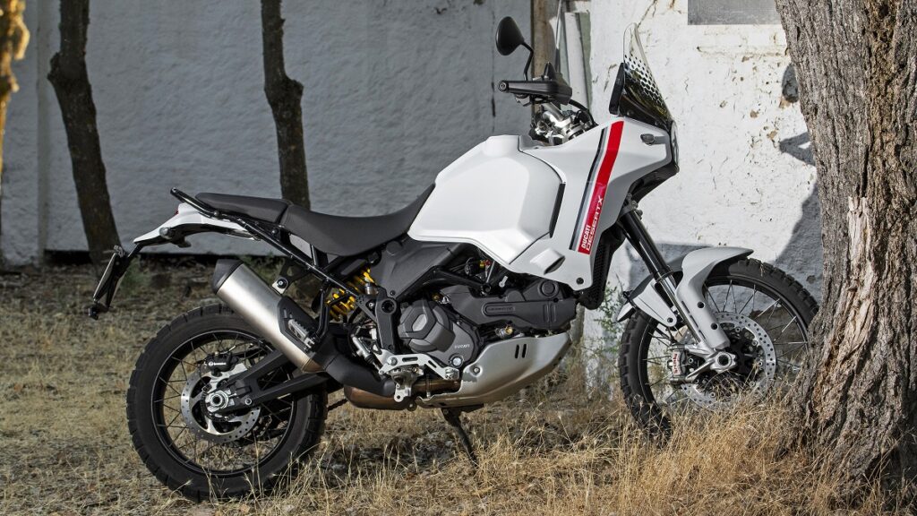 Prueba Ducati DesertX: guiño al pasado 14 ducati desertx estatica derecha