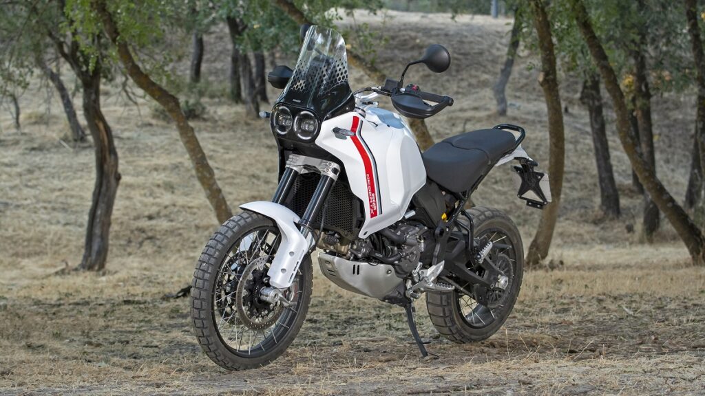 Prueba Ducati DesertX: guiño al pasado 11 ducati desertx estatica izquierda