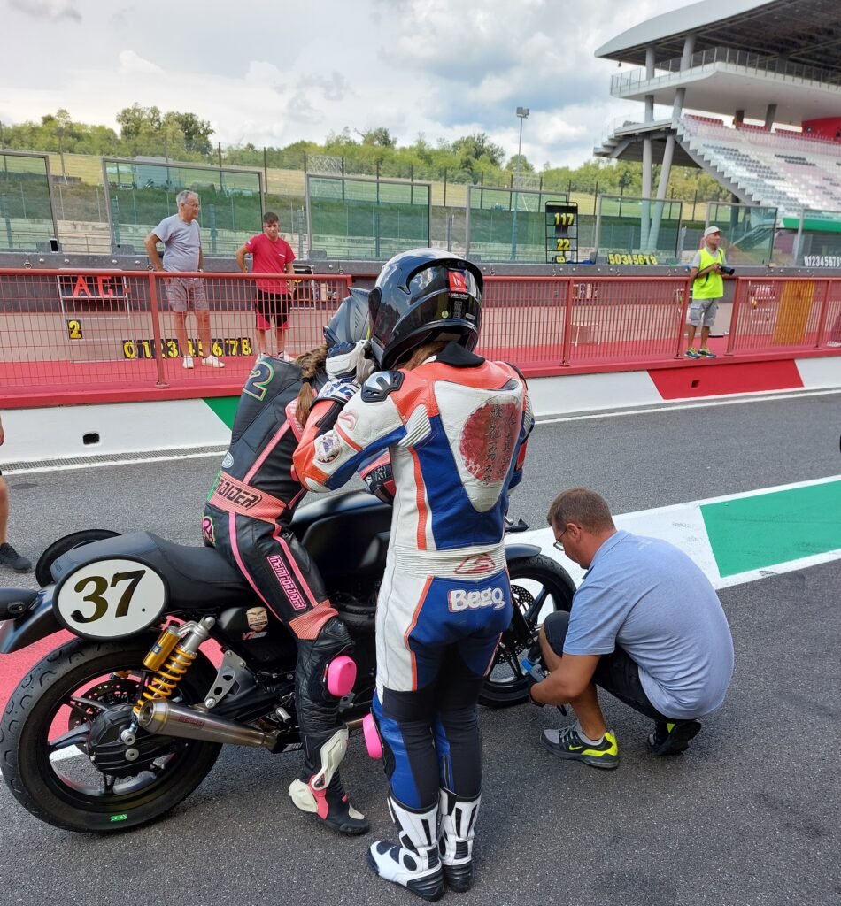 Moto Guzzi Fast Endurance: La carrera (parte 3) 18 moto guzzi fast endurance mugello 2022 crono2 cambio