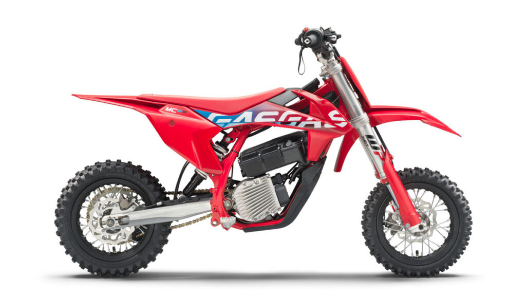 Se completa el trío: Gas Gas presenta la MC-E 3 2 39030 MC E 3 90de ri MY2023