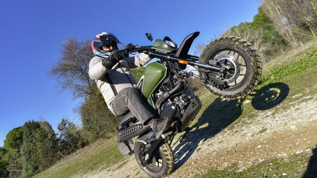 Brixton Crossfire 125, premiada como la moto urbana número 1 en los Motor Awards 2023 11 Brixton Crossfire XS 125 1 edited
