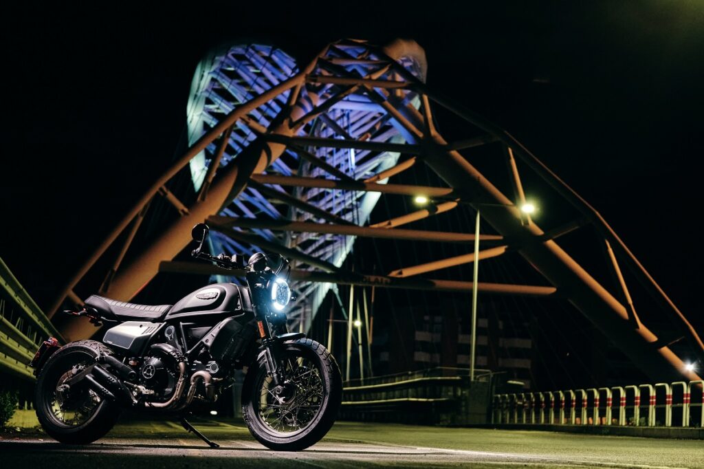 Scrambler Ducati y Carrera: unidos para conmemorar las 100.000 motos vendidas 10 DUCATI SCRAMBLER nocturna