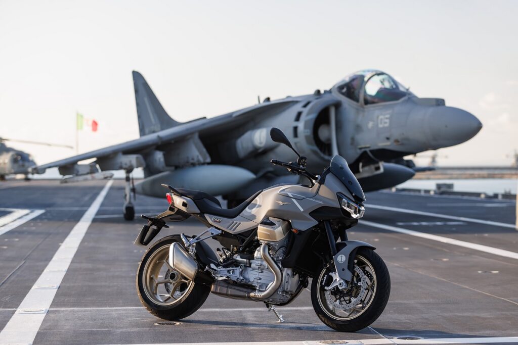Las 3 Moto Guzzi V100 Mandello están de oferta, con la sobrevaloración de tu moto usada y el seguro gratis 12 Moto Guzzi V100 Mandello Aviazione Navale