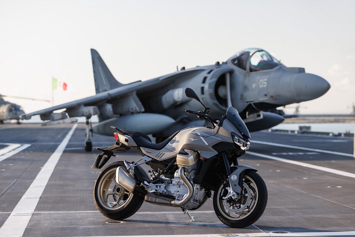Moto Guzzi y la Marina italiana: vínculo de unión celebrado con una versión limitada 1 Moto Guzzi V100 Mandello Aviazione Navale