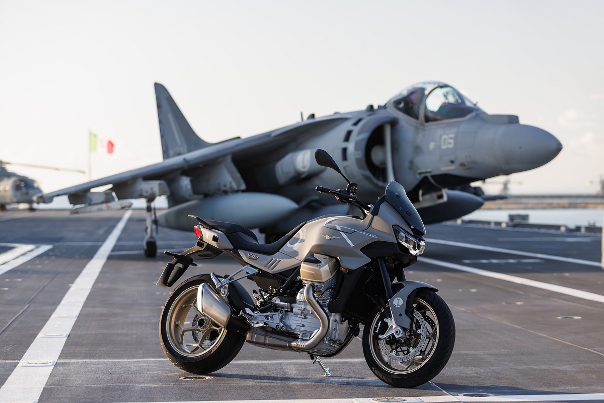 Moto Guzzi y la Marina italiana: vínculo de unión celebrado con una versión limitada