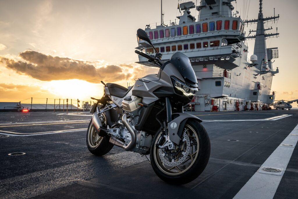 Moto Guzzi y la Marina italiana: vínculo de unión celebrado con una versión limitada 11 Moto Guzzi V100 Mandello Aviazione Navale estatica portaaviones