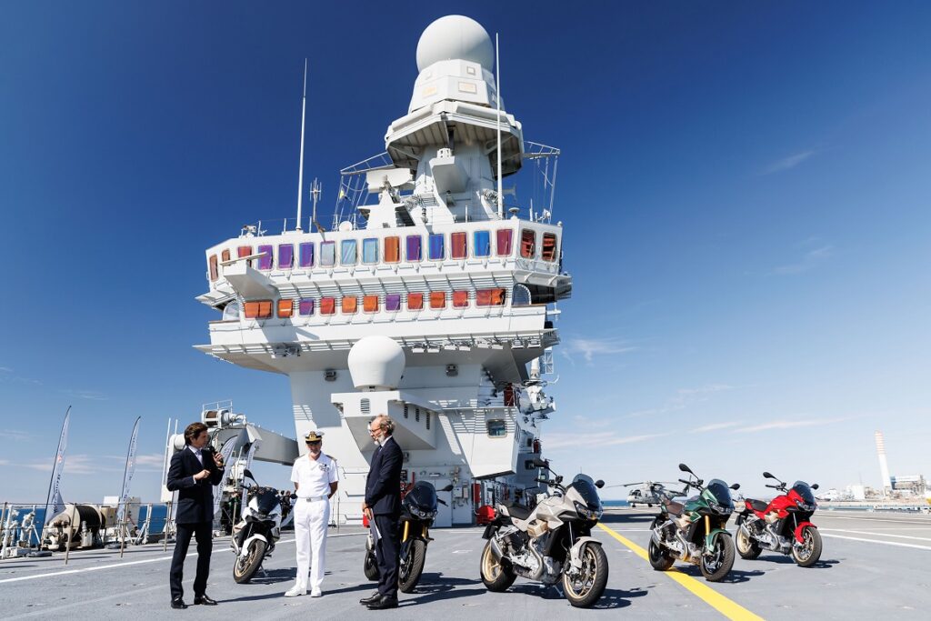 Moto Guzzi y la Marina italiana: vínculo de unión celebrado con una versión limitada 12 Moto Guzzi V100 Mandello Aviazione Navale portaaviones presentacion