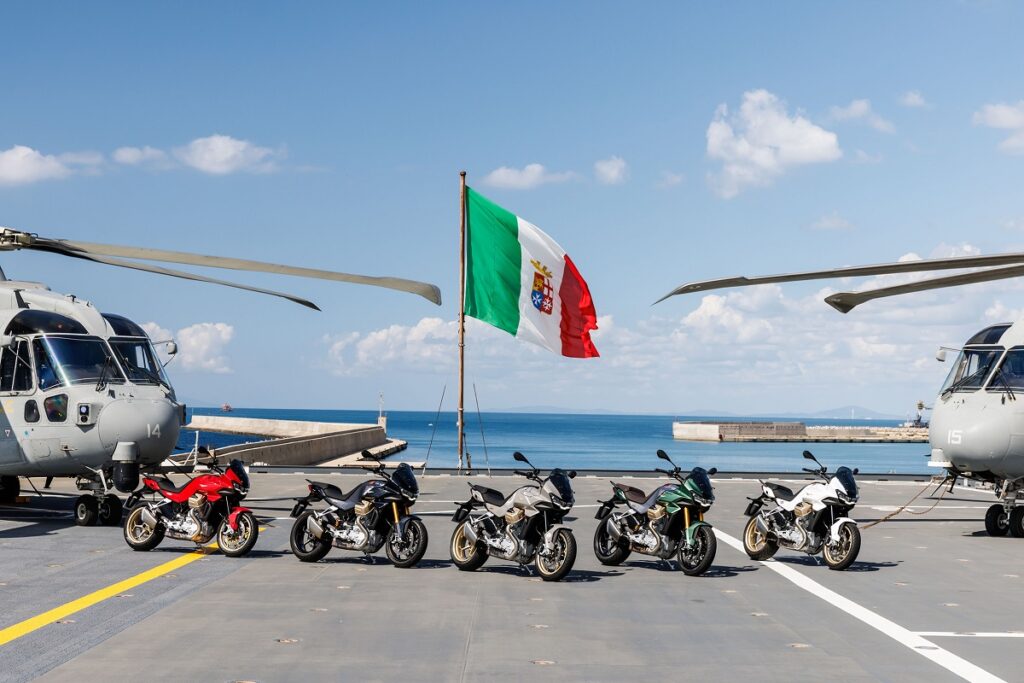 Moto Guzzi y la Marina italiana: vínculo de unión celebrado con una versión limitada 13 Moto Guzzi V100 Mandello cierre
