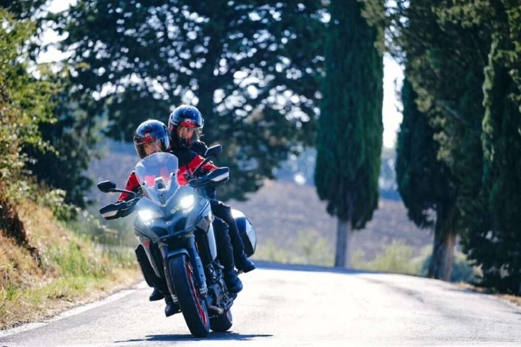 Campaña para el pasajero en moto: #PAQUETEcuiden, siempre bien equipado 12 conducir con pasajero apertura 1