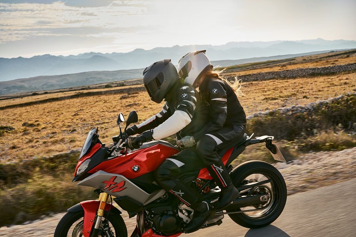 Campaña para el pasajero en moto: #PAQUETEcuiden, siempre bien equipado 1 conductor y pasajero accion