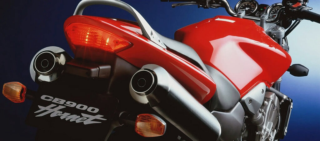 Honda Hornet: la historia del abejorro que vino de los circuitos 14 01 honda cb900f hornet detalle doble escape