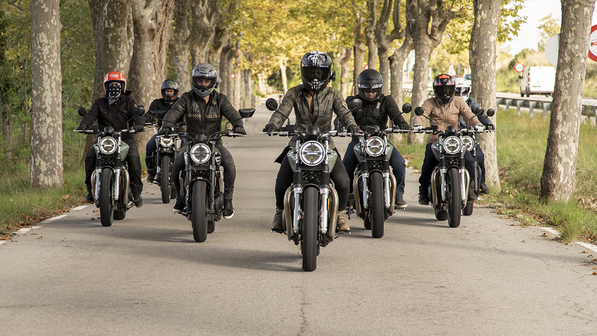 Escapada romántica en moto: un plan alternativo con el que sorprender en San Valentín