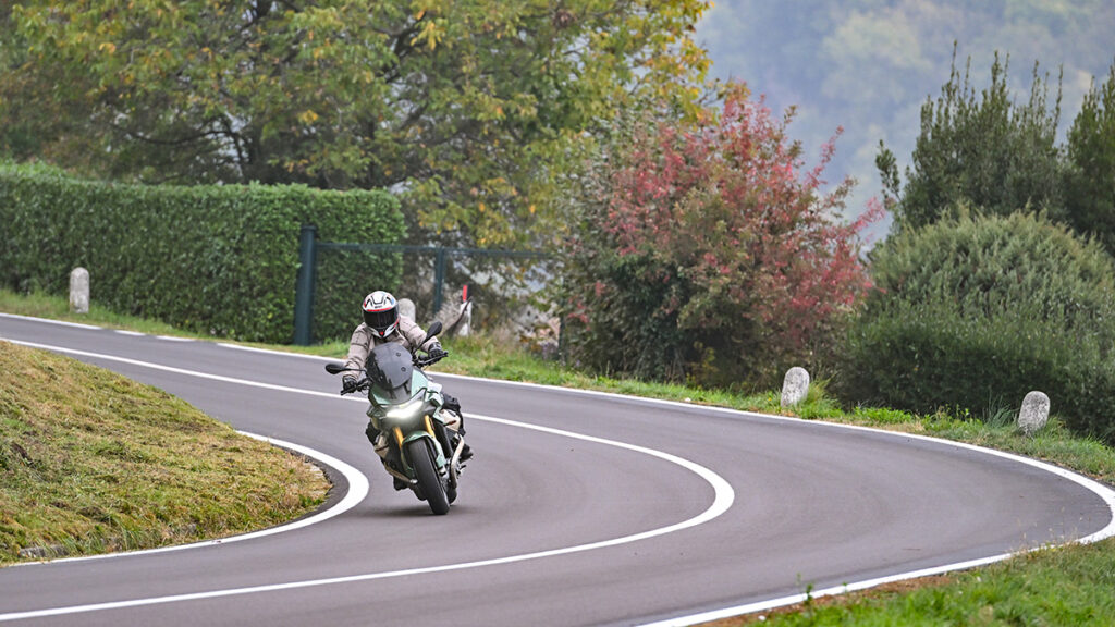 Prueba Moto Guzzi V100 Mandello: El renacer del águila centenaria 23 Moto Guzzi V100 Mandello 26