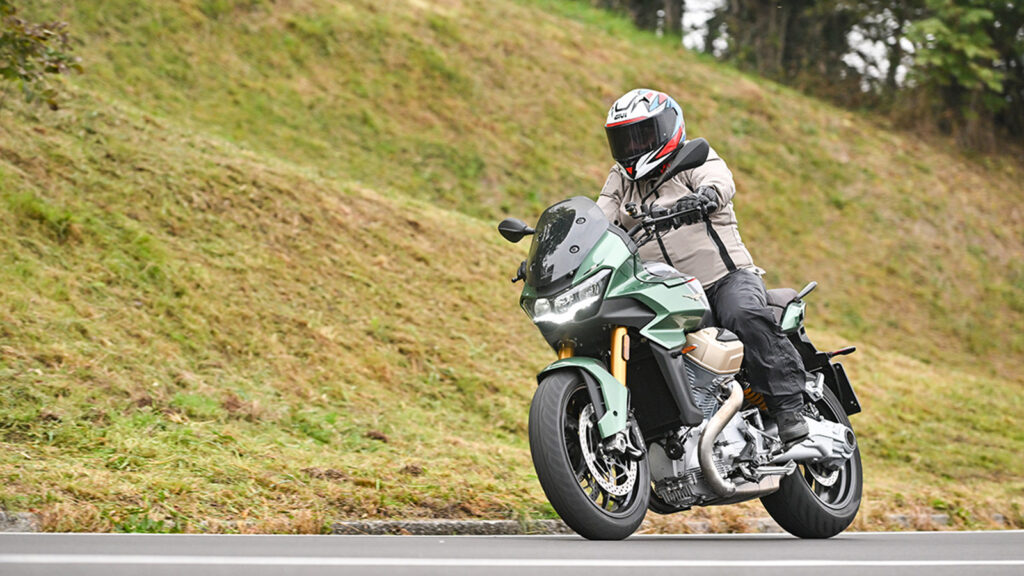 Las 3 Moto Guzzi V100 Mandello están de oferta, con la sobrevaloración de tu moto usada y el seguro gratis 11 Prueba Moto Guzzi V100 Mandello