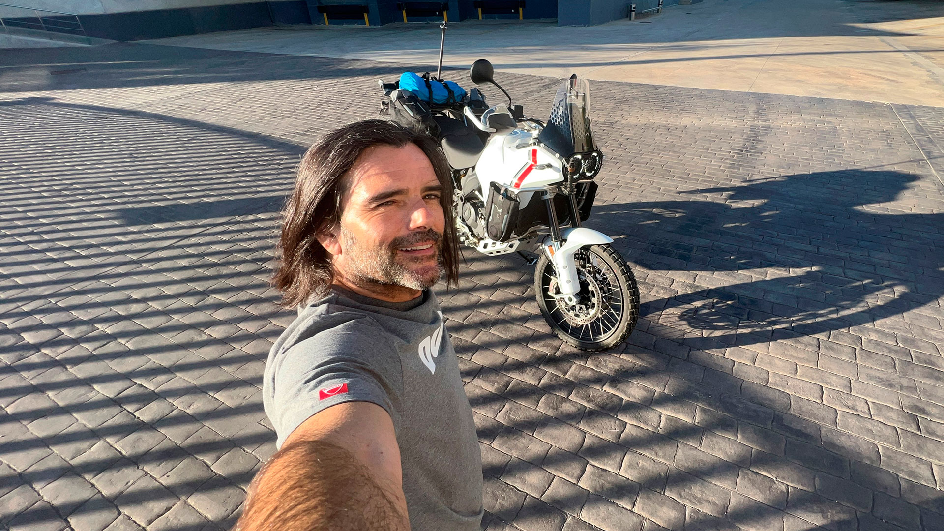 La Ducati DesertX es la nueva moto de Charly Sinewan