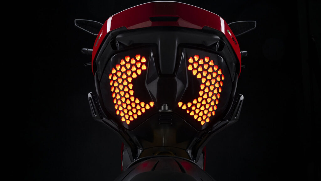 Ducati Diavel V4 2023: la cruiser italiana se vuelve más prestacional 2 ducati diavel v4 2023 5