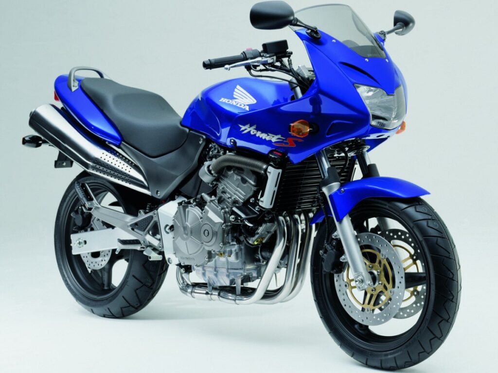 Honda Hornet: la historia del abejorro que vino de los circuitos 12 honda cb600f hornet S 2001
