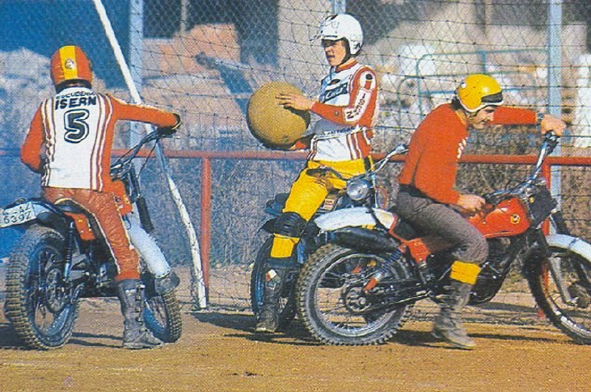 Motos Made In Spain: ¿Motoball? Fútbol con OSSA Phantom y Bultaco Pursang 8 motobal espana apertura