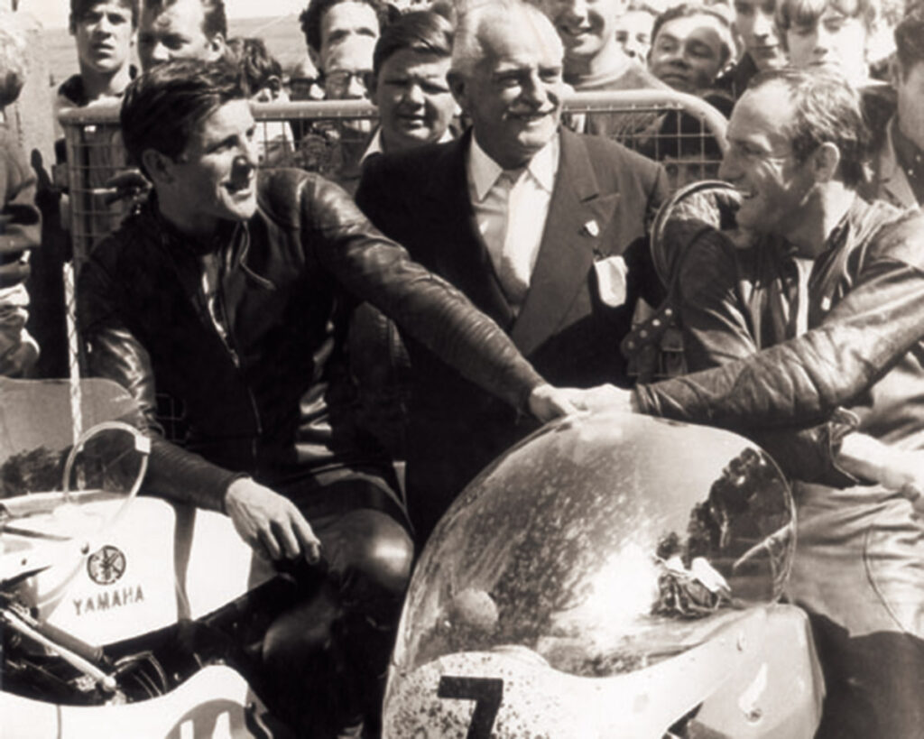 Phil Read (1939-2022). Campeón en tres categorías 10 phil read felicitando a hailwood