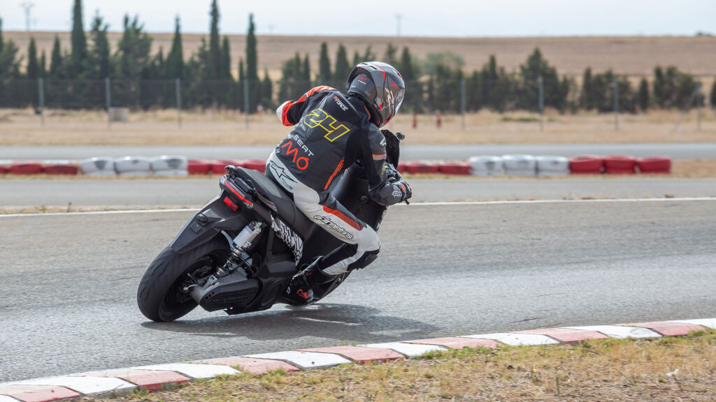 El Seat Mó 125 Performance se lleva dos Record Guinness 3 seat mo 125 record guiness 3