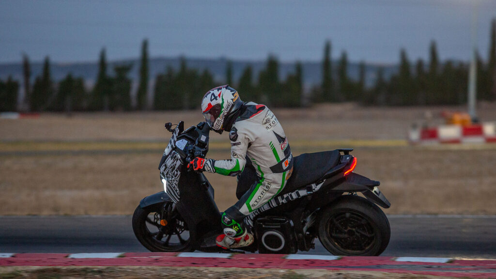 El Seat Mó 125 Performance se lleva dos Record Guinness 4 seat mo 125 record guiness 4
