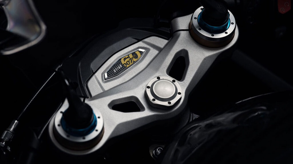 Triumph Speed Triple 1200 RR Bond Edition: con licencia para enamorar 13 triumph speed triple 1200 rr bond edition 4